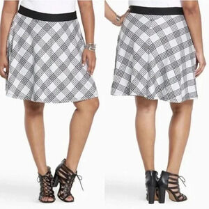 Torrid Gray & Black Tartan Plaid Skater Skirt in Size 1